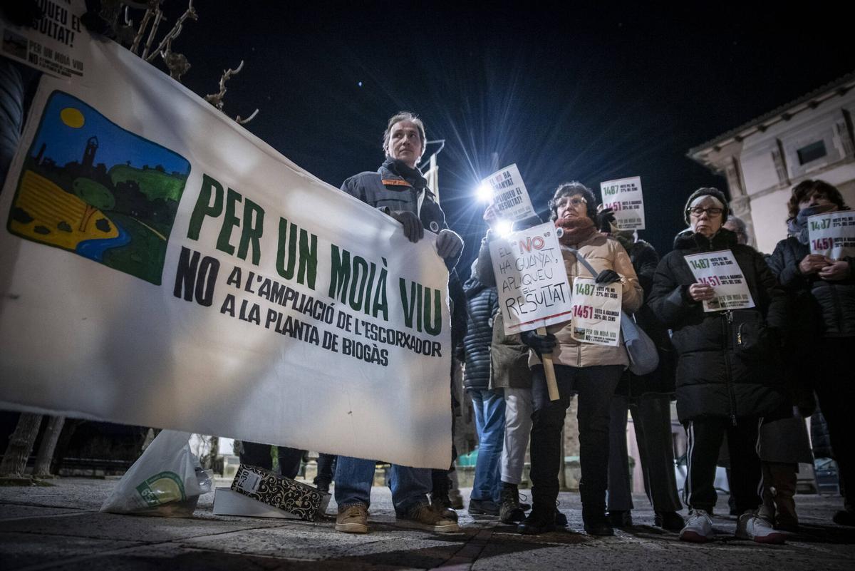 Imatges de la concentració en contra de l'ampliació del polígon de Moià, ahir, durant el ple municipal Imatges de la concentració en contra de l'ampliació del polígon de Moià, ahir, durant el ple municipal