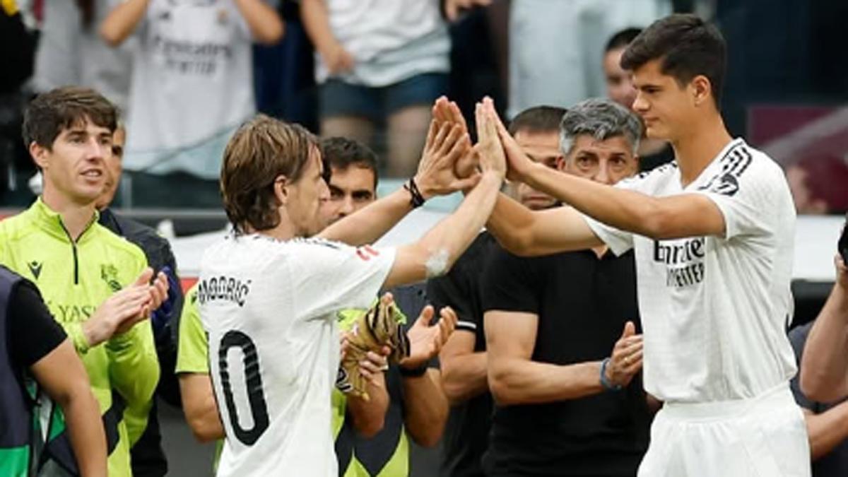 Modric, dándole el cambio a Chema Andrés