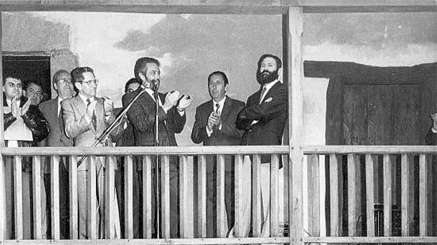 Pepe el Ferreiro -arriba, primero por la derecha-, el día de la inauguración del museo en La Rectoral, en marzo de 1989, aplaudido por José Cachafeiro, Pedro de Silva y Antonio Landeta, entre otros. Abajo, su padre, Benigno Naveiras.