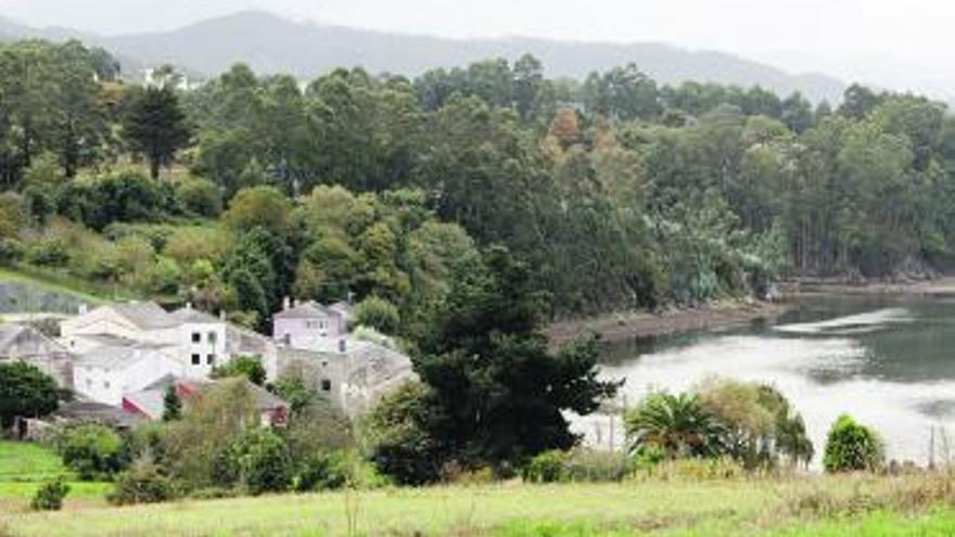 Vista del pueblo de La Linera, pegado a la ría.