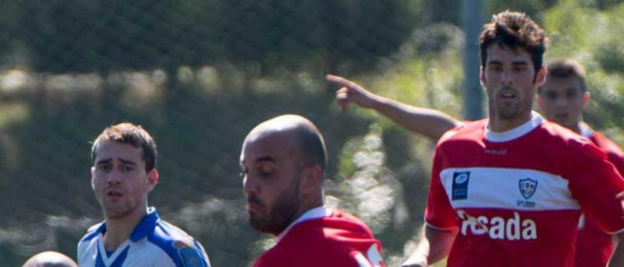 Miguel, a la izquierda, disputa la pelota con Dani López, del Marino.