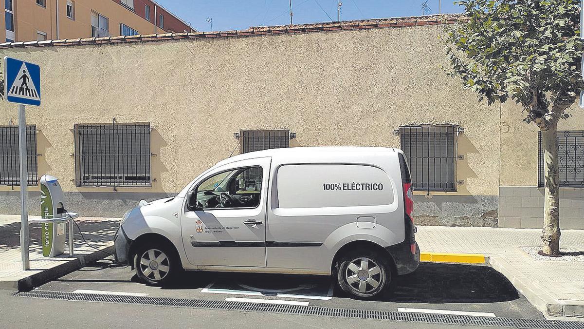 Un vehículo municipal eléctrico repostando en el punto de carga gratuito de la calle Río Duero.