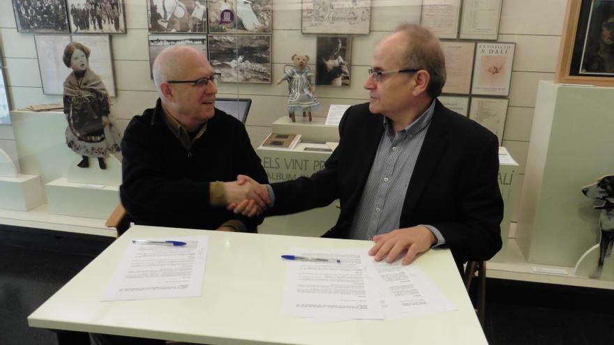 Josep Maria Joan i Carles Ayats en la signatura del conveni.