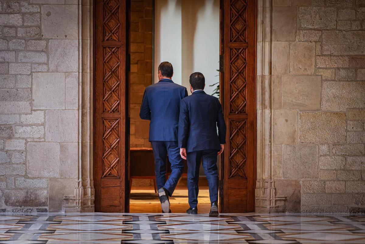 Aragonès y Sánchez dirigiéndose a su reunión en el Palau de la Generalitat.