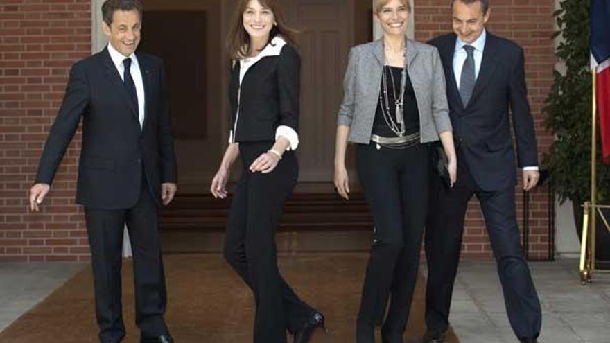 Nicolas Sarkozy, Carla Bruni, Sonsoles Espinosa y José Luis Rodríguez Zapatero, ayer en La Moncloa.
