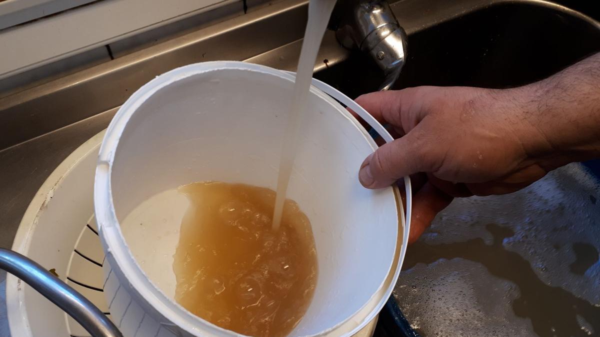 Imagen de archivo con agua turbia saliendo del grifo.