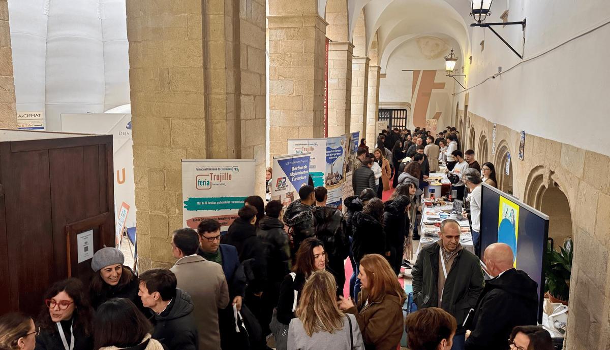 La II Feria de Formación Profesional en el Conventual de San Francisco de Trujillo