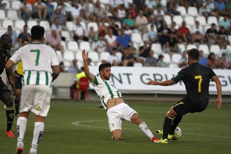 El Córdoba CF vence en su presentación al Granada