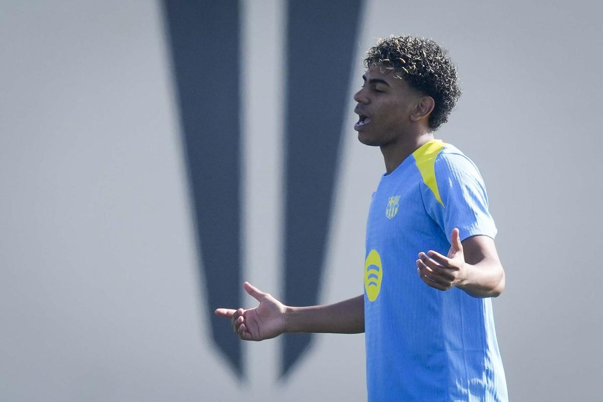Lamine Yamal, durante el entrenamiento que el equipo azulgrana ha realizado este viernes en la ciudad deportiva.