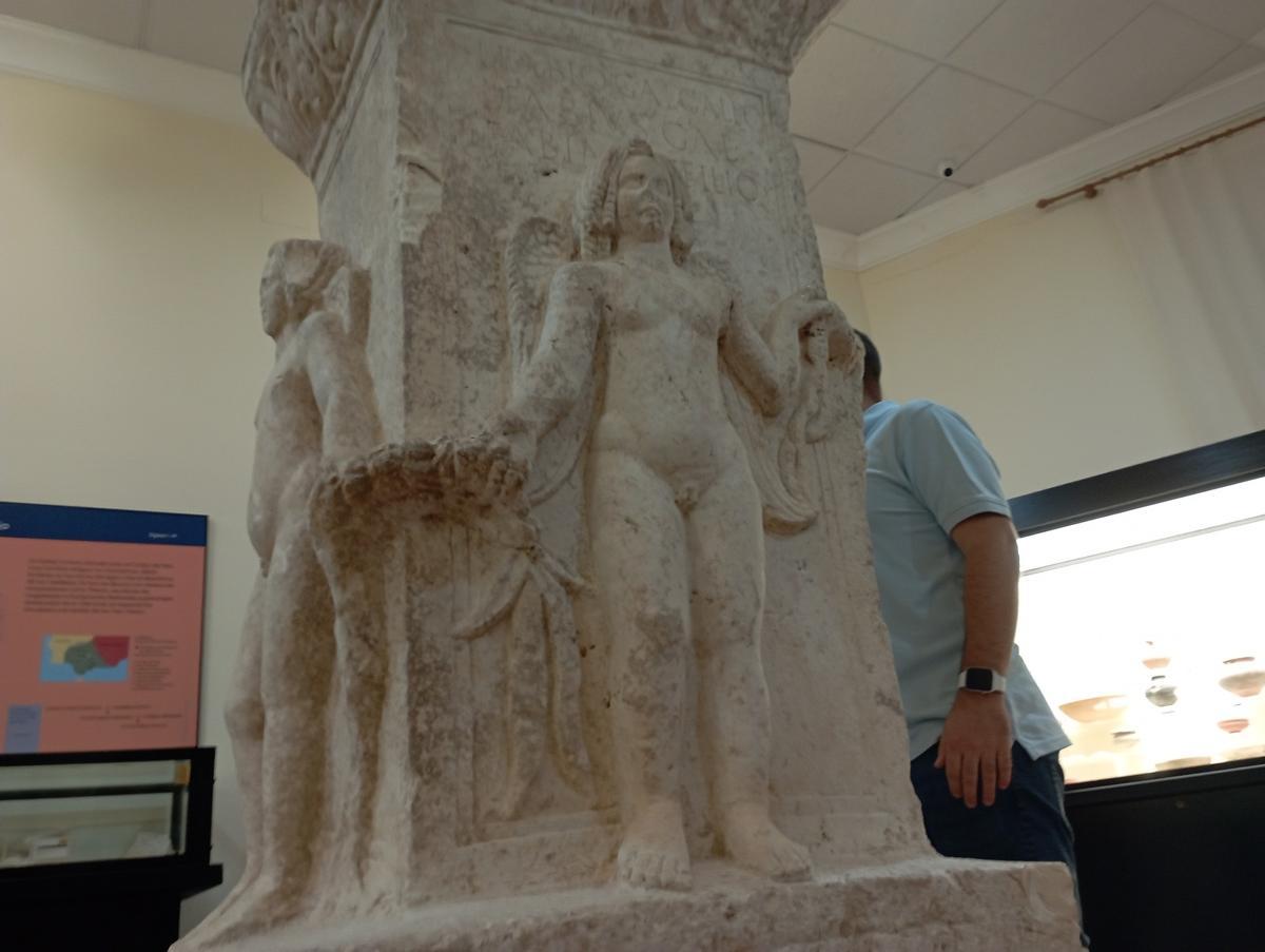 Detalle del pedestal romano con figuras aladas, localizado en 1980.