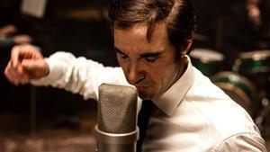 El cine salda el seu deute amb Aznavour, ànima de la ‘chanson’