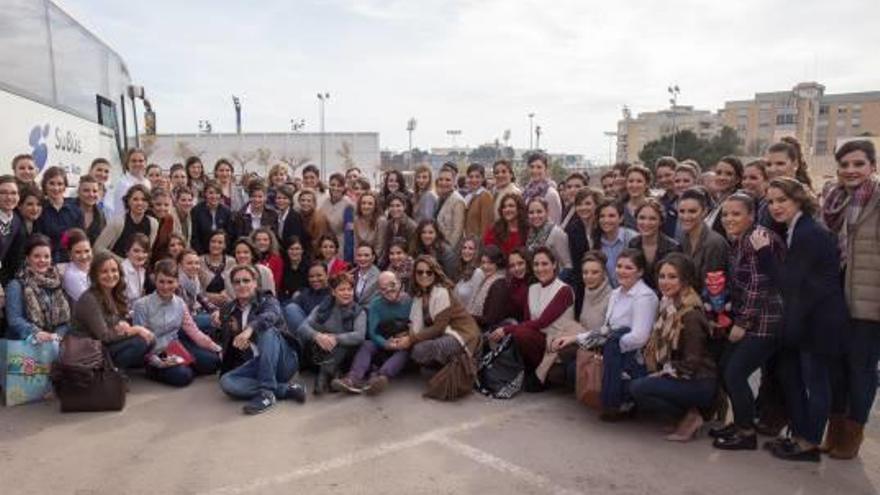 Las candidatas a Bellea del Foc , ayer antes de subir al bus.