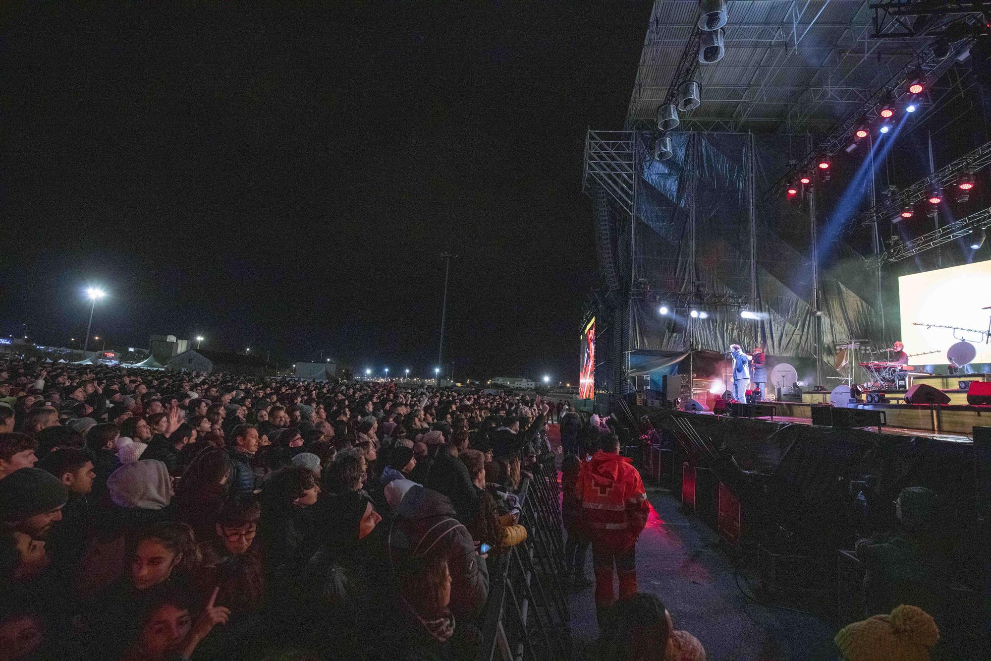 Miles de personas desafían al frío para ver el concierto de Antònia Font en Palma