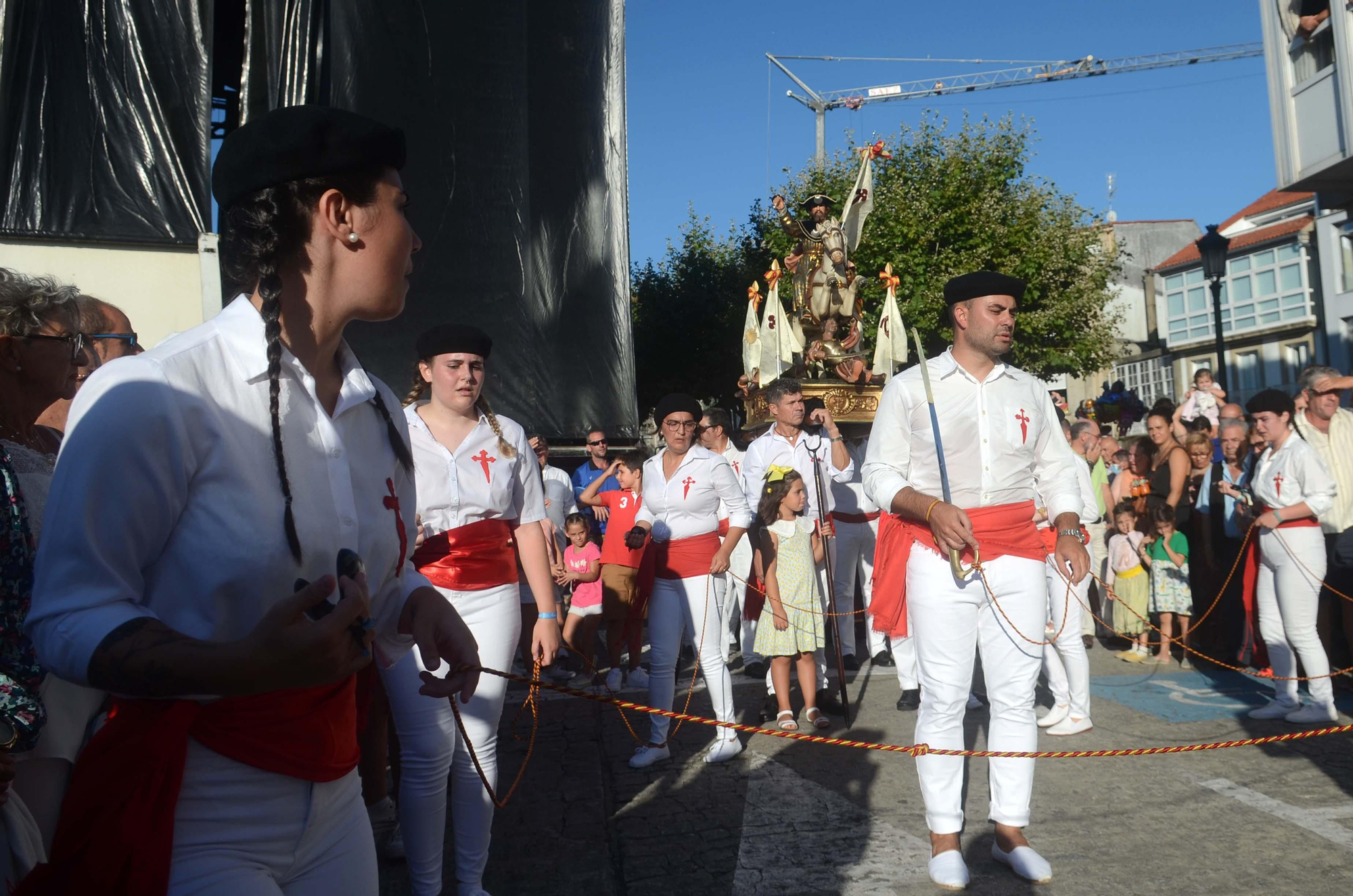 La "Danza de las Espadas" recupera en Carril todo su esplendor