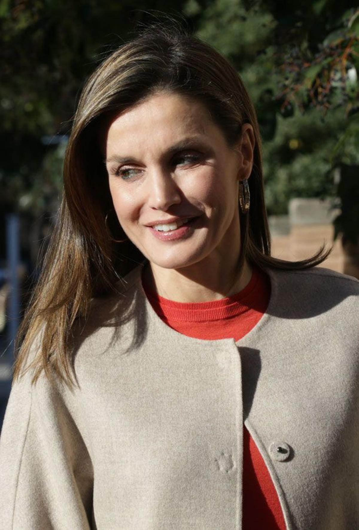 Letizia Ortiz naranja y Hugo Boss para su look 'working girl'