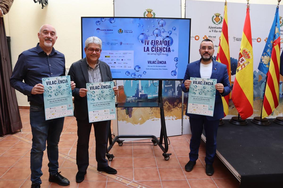 L'alcalde de Vila-real, José Benlloch, ha presentat la quarta edició de la Fira de la Ciència juntament amb el director del Col·legi Santa Maria, Juan Francisco Navarro; y el professor Sisco Marco.