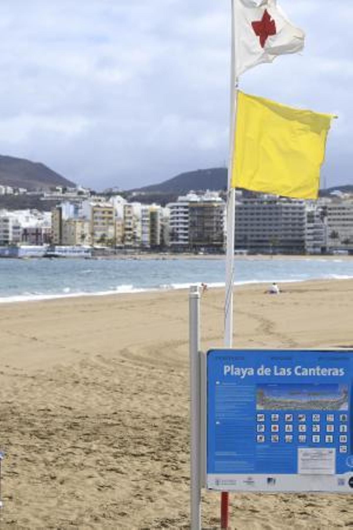 12-06-19 LAS PALMAS DE GRAN CANARIA. PLAYA DE LAS CANTERAS. LAS PALMAS DE GRAN CANARIA. METEOROLOGIA. Playa de Las Canteras. Fotos: Juan Castro. | 12/06/2019 | Fotógrafo: Juan Carlos Castro 12-06-19 LAS PALMAS DE GRAN CANARIA. PLAYA DE LAS CANTERAS. LAS PALMAS DE GRAN CANARIA. METEOROLOGIA. Playa de Las Canteras. Fotos: Juan Castro. | 12/06/2019 | Fotógrafo: Juan Carlos Castro