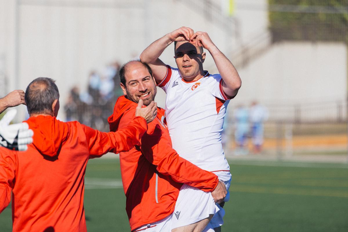 Los jugadores de la Cultural Leonesa celebran un gol