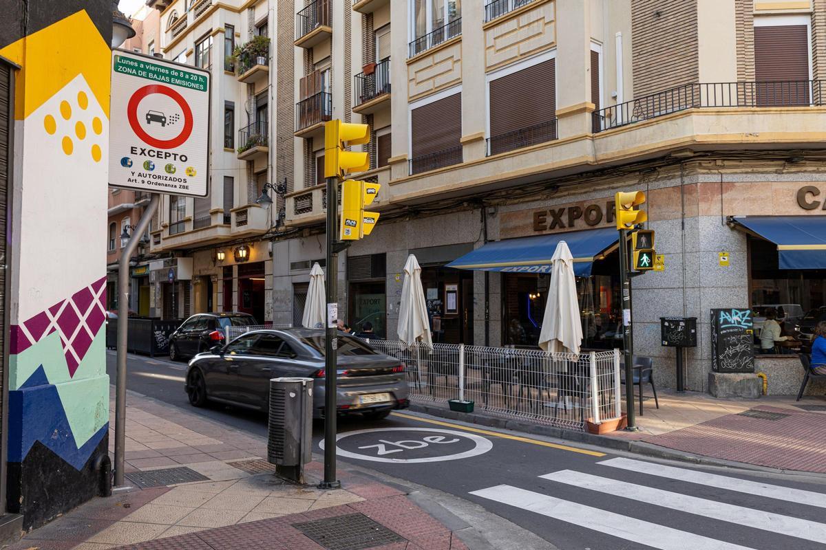 Limitación de la ZBE tanto en la calzada como en un cartel en la calle Mayor de Zaragoza.