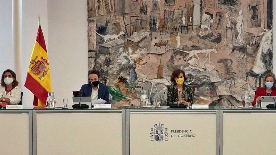 Teresa Rivera, Pablo Iglesias, Carmen Calvo y Nadia Calviño, ayer, en el Consejo de Ministros.