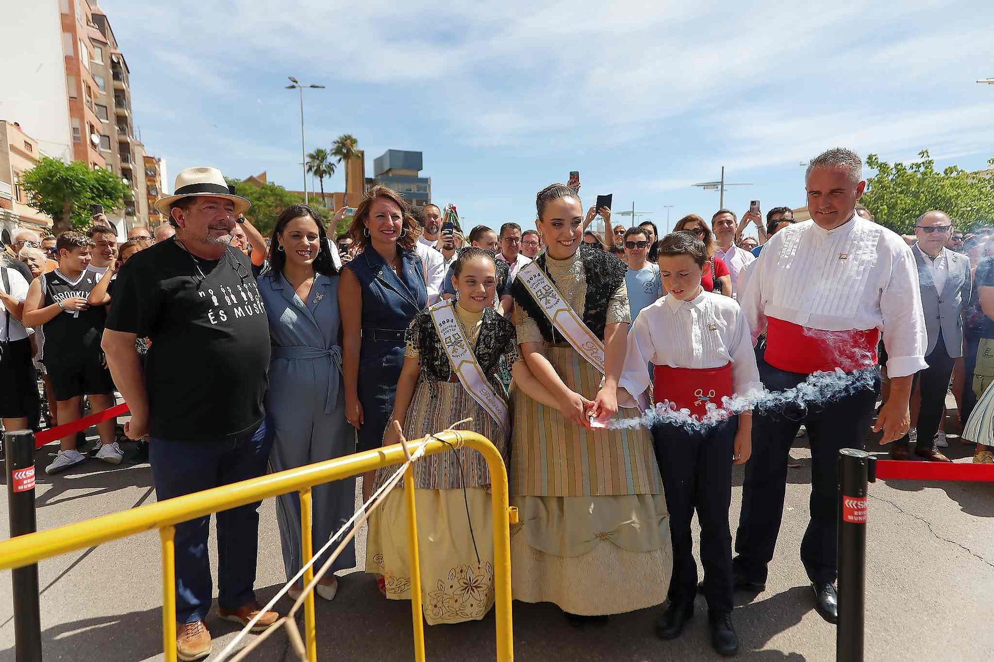 El Grau da inicio a las fiestas de Sant Pere con pólvora, bous y música