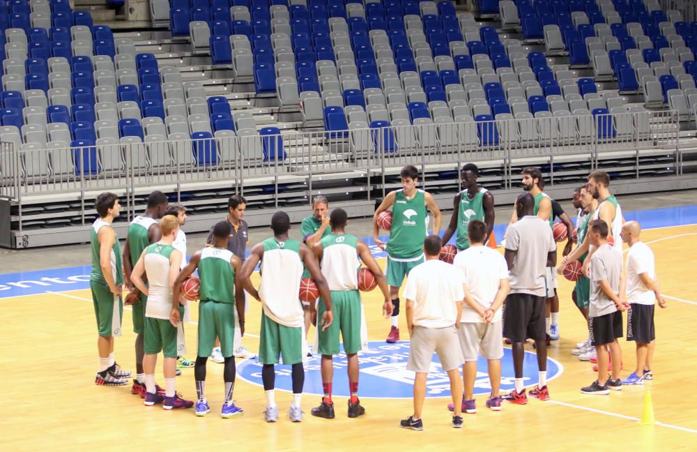 La plantilla del Unicaja vuelve a los entrenamientos bajo las órdenes de Joan Plaza para comenzar a preparar la temporada.