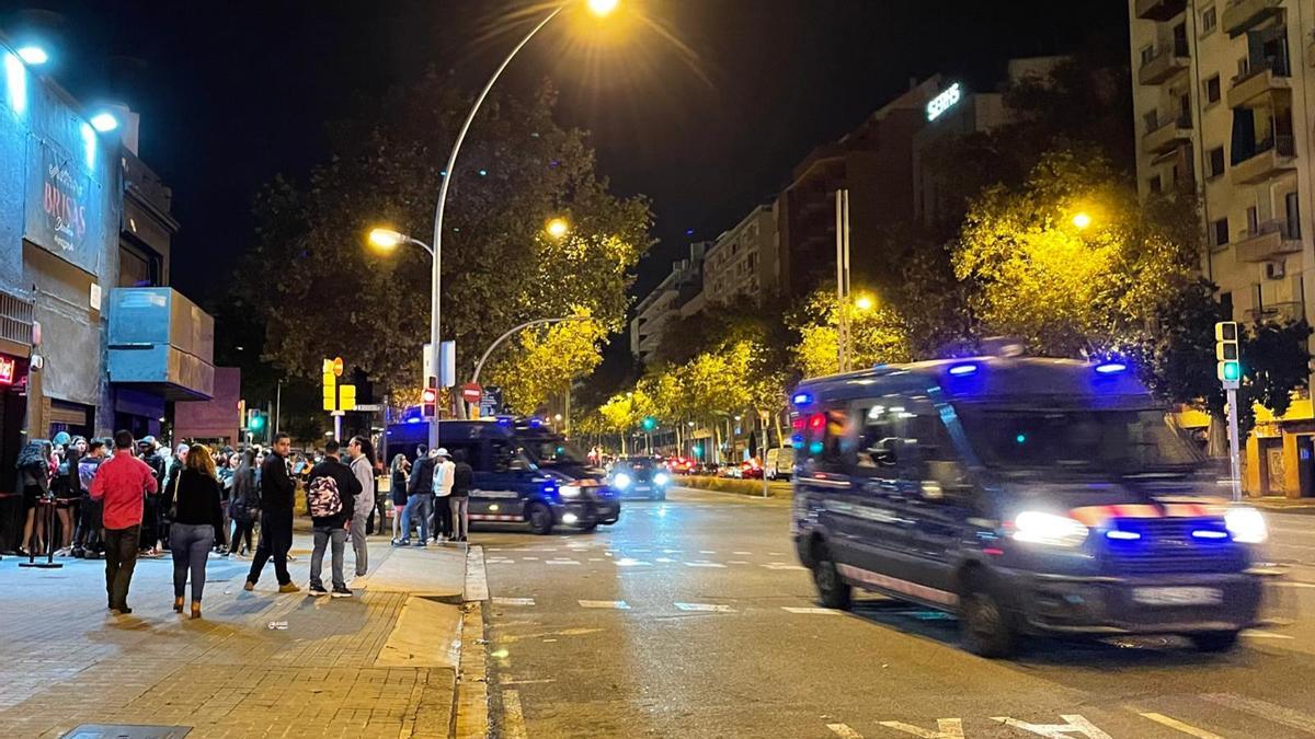 Dispositivo de madrugada en la discoteca del Paral.lel Brisas