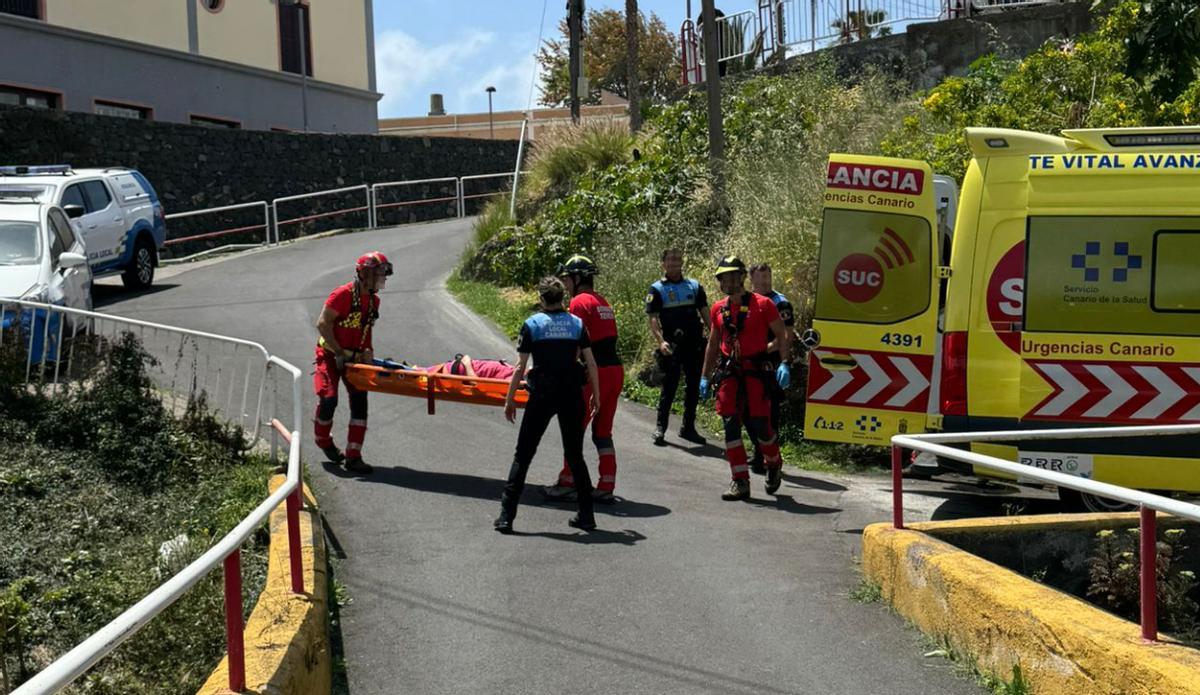 Rescatan en estado crítico a una mujer en Tenerife tras caer por un barranco