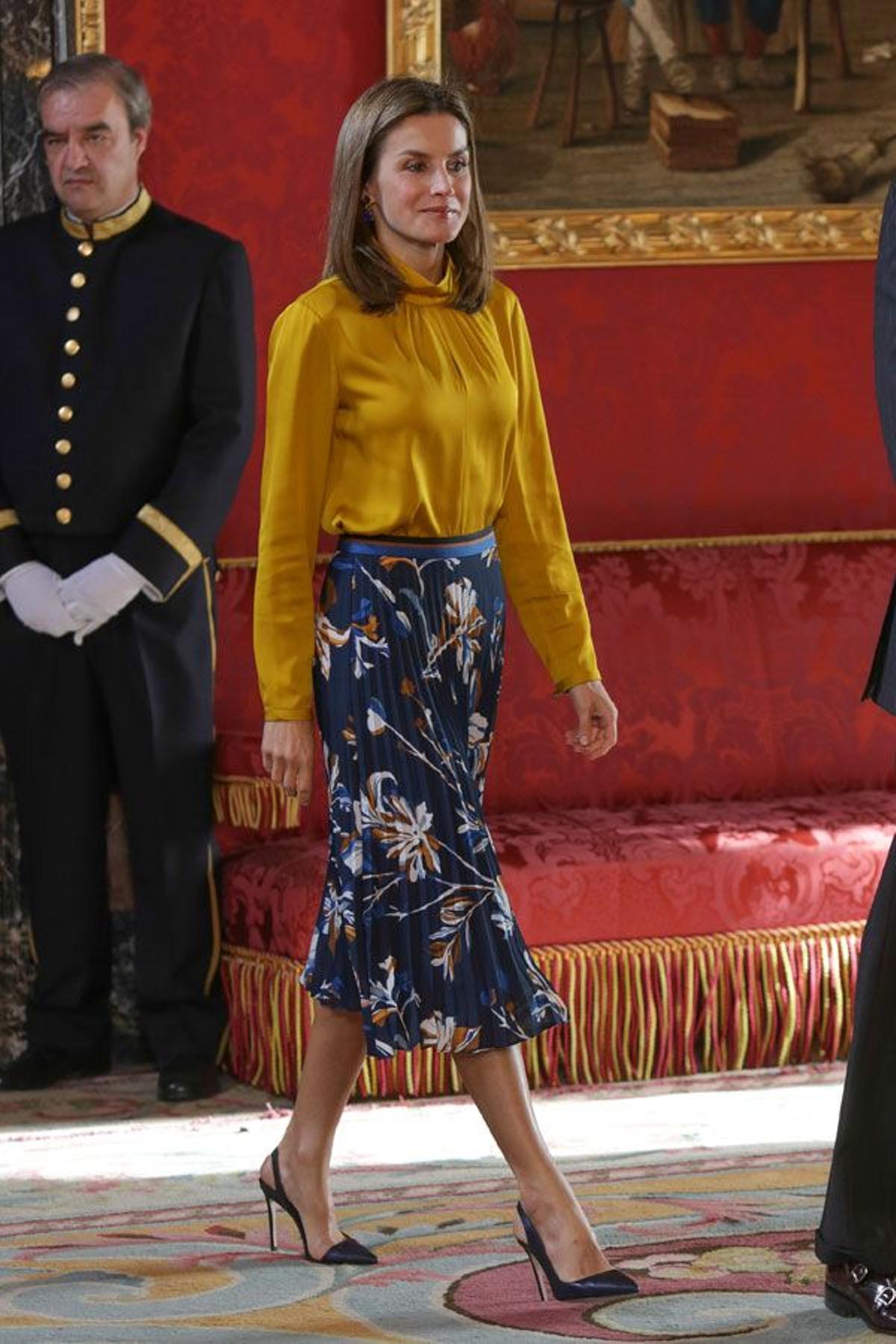 Letizia Ortiz con falda de Hugo Boss, blusa color mostaza y zapatos Magrit