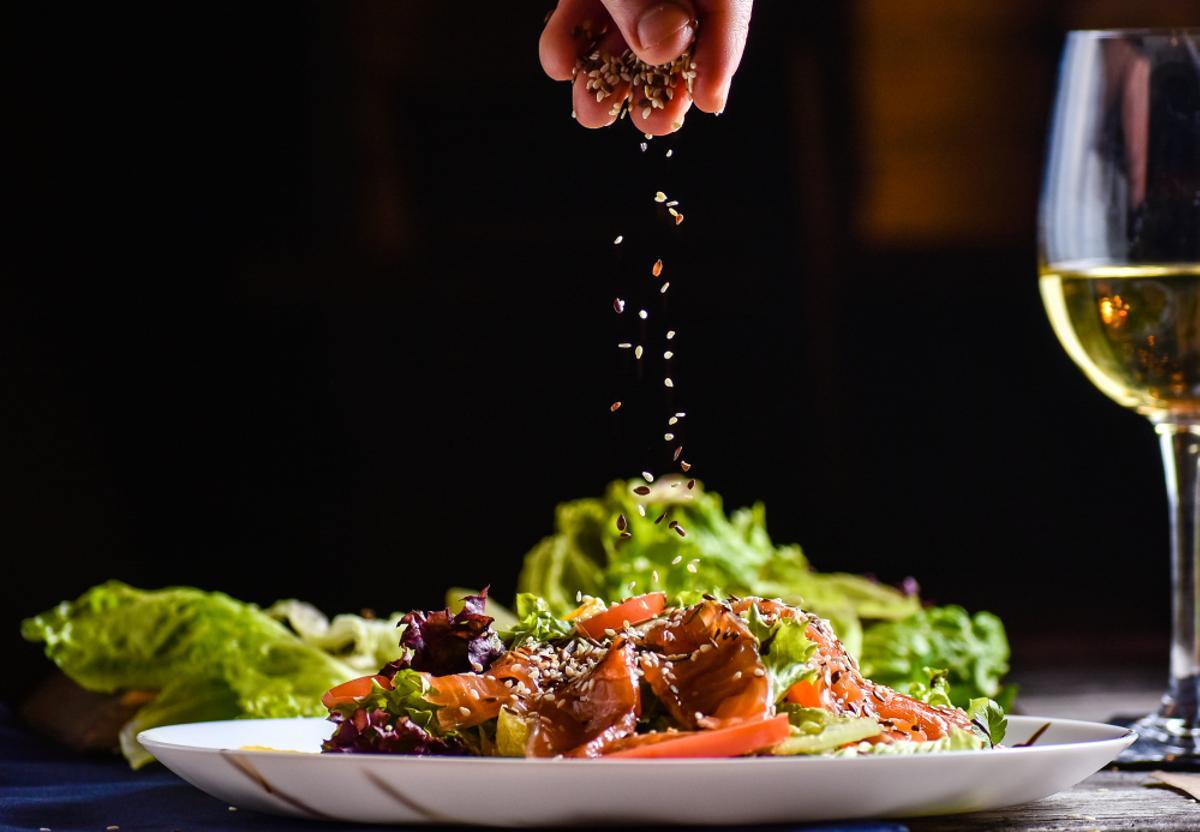 Un plato de verduras.
