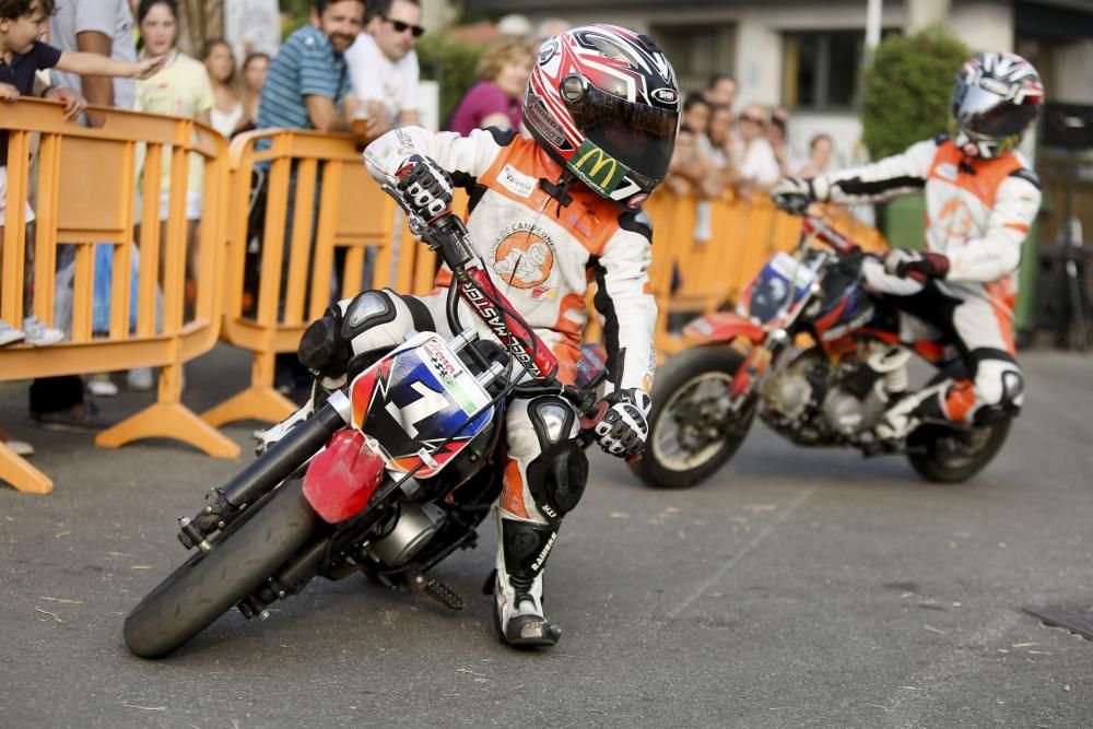 Exhibición de motociclismo en la Feria de Muestras de Asturias