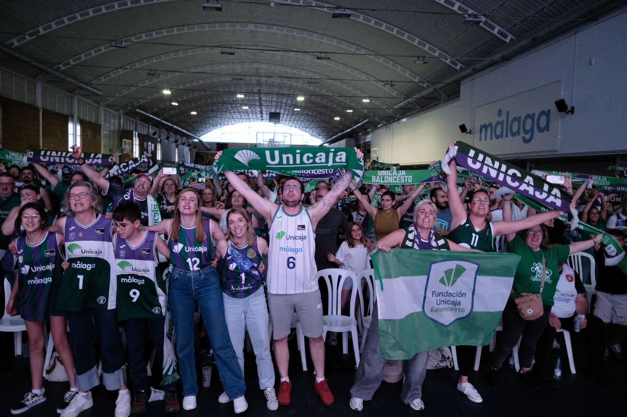 La afición del Unicaja sigue la final de la BCL en Los Guindos