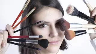 ¿Cómo limpiar y secar tus brochas de maquillaje?