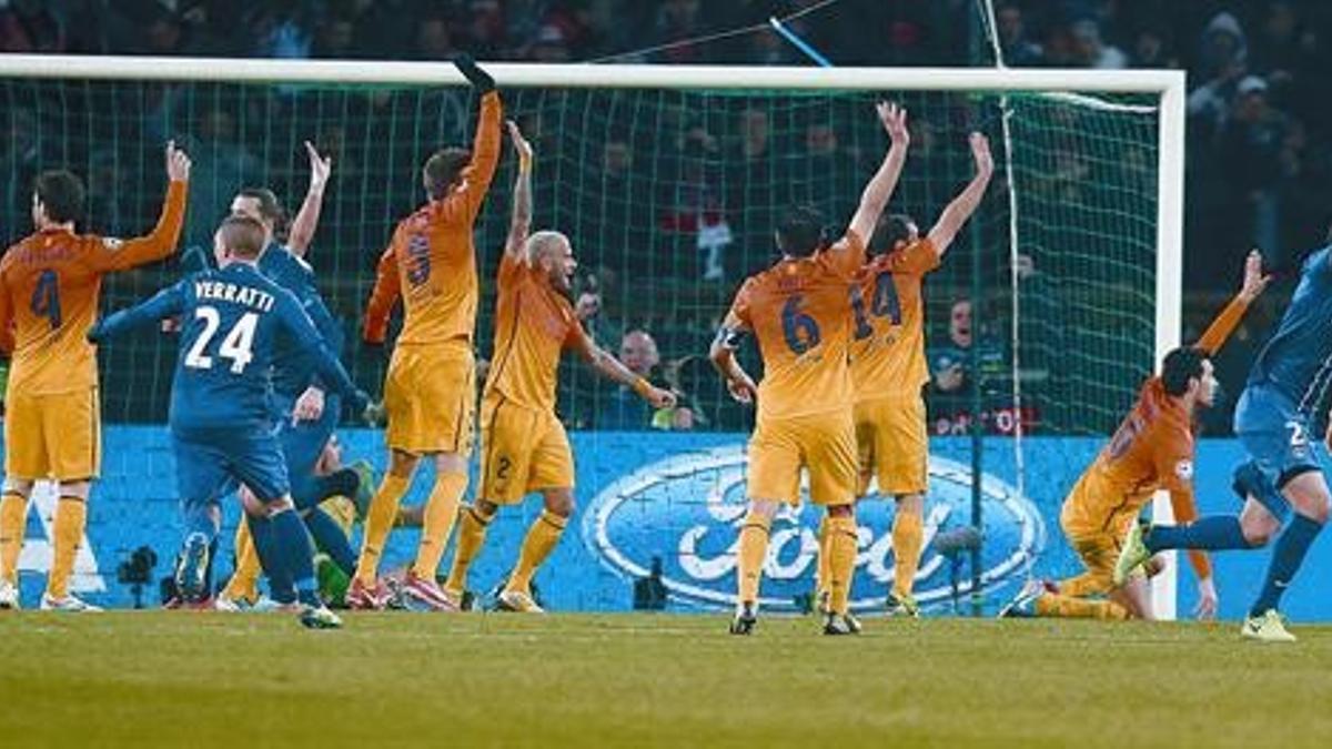 Los jugadores del Barça protestan tras el gol, en fuera de juego, de Ibrahimovic.