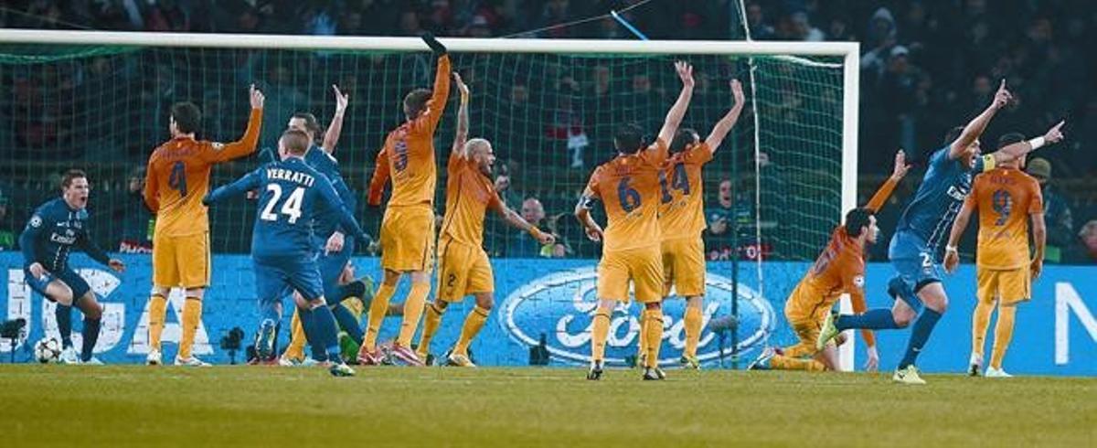 Els jugadors del Barça protesten després del gol, en fora de joc, d’Ibrahimovic. Els jugadors del Barça protesten després del gol, en fora de joc, d’Ibrahimovic.