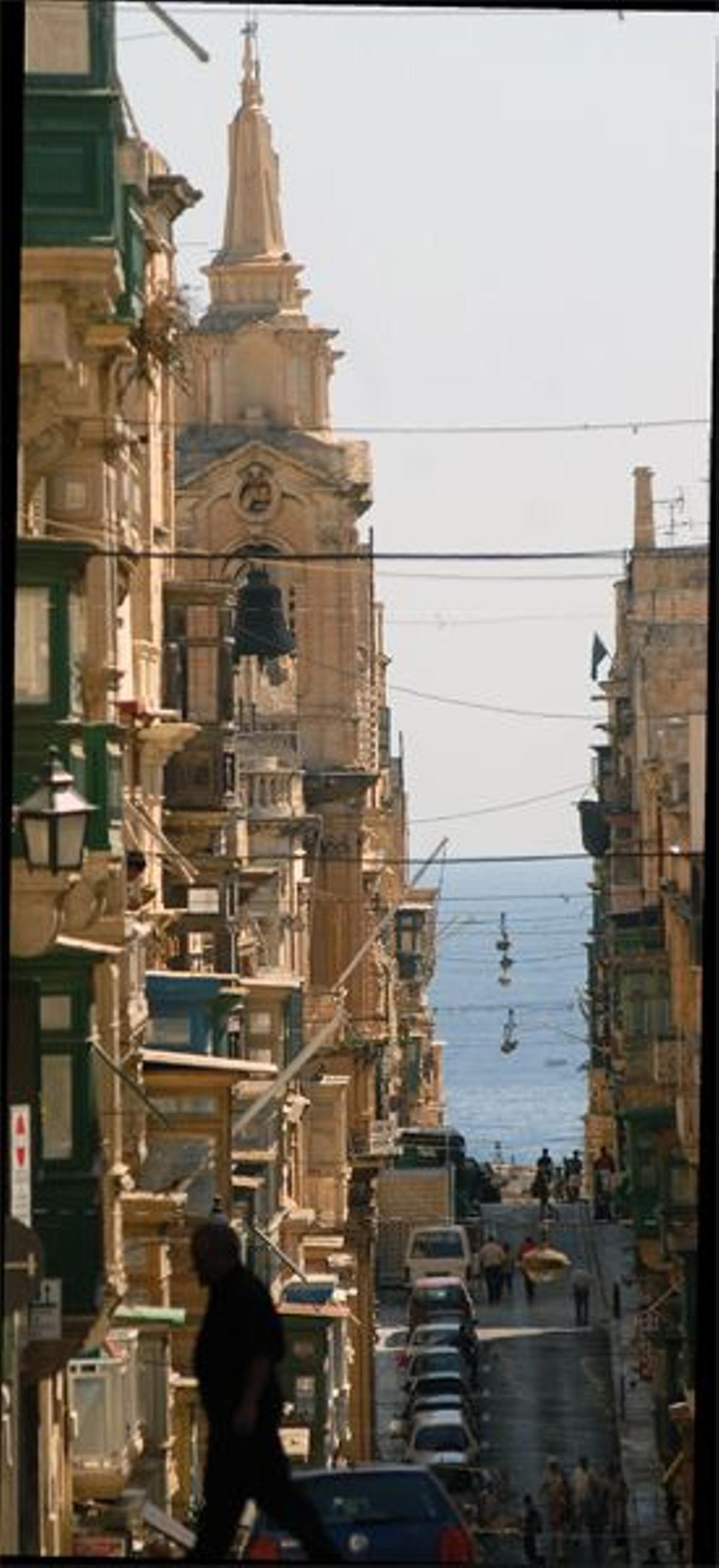 Pasear por las callesde La Valleta sin prisas,probar su pan típico yauténtico, y sentir lahist