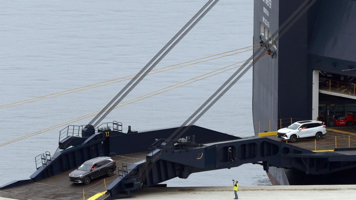 Desembarco de vehículos MG que la empresa SAIC trae al puerto de Ferrol.