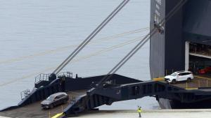 Desembarco de vehículos MG que la empresa SAIC trae al puerto de Ferrol.