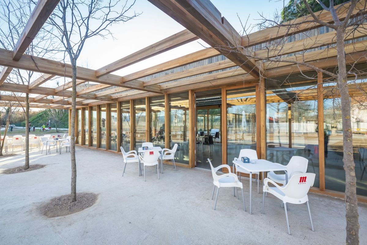 Terraza con mesas y sillas en la vía pública