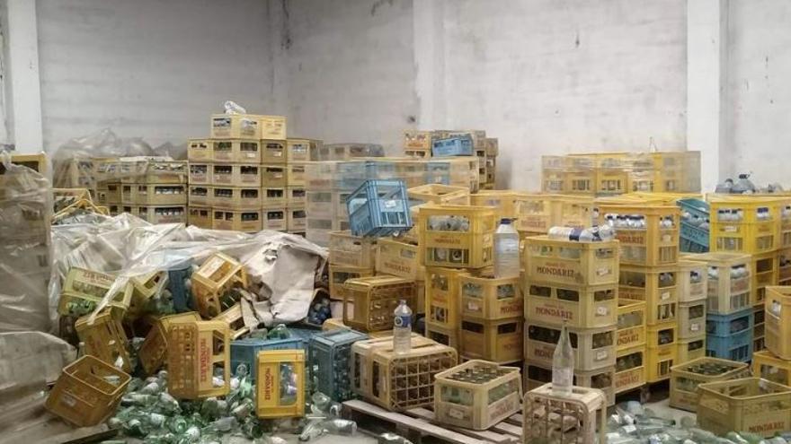 Cajas de auga embotellada en un almacén en Mondariz.