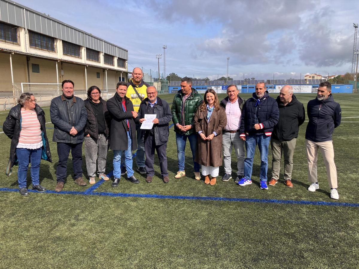 En el acto de cesión de los terrenos participaron representantes de los clubs de Cambados.