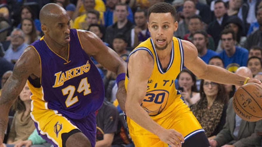 Stephen Curry avanza ante Kobe Bryant