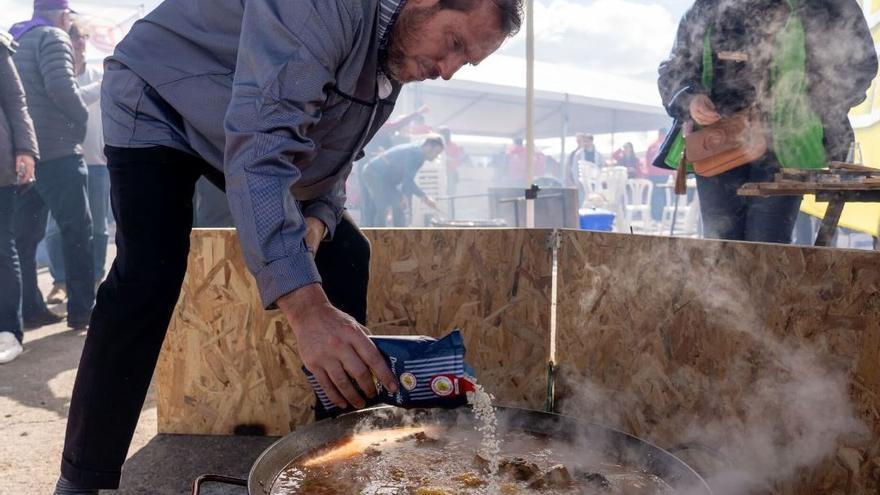 El ministro Óscar Puente, ‘mestre paeller’ en las Fallas de València