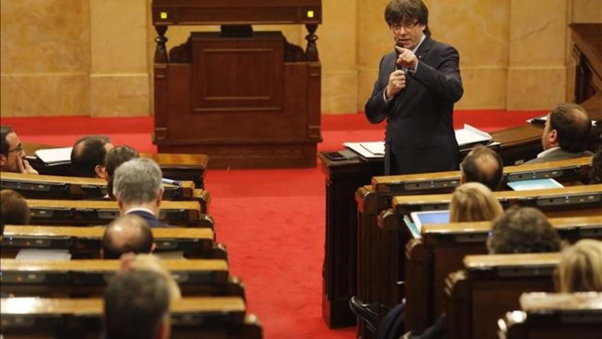 El 'president' Carles Puigdemont, en el pleno del Parlament.