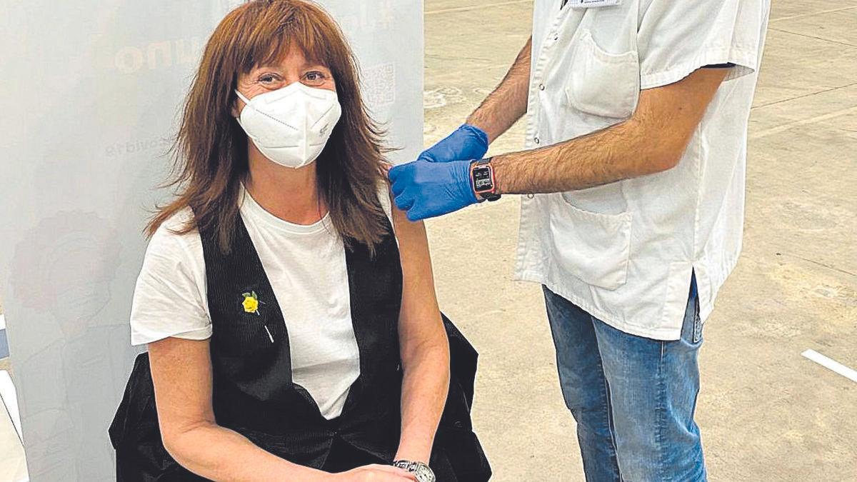 L&#039;Alcaldessa de Girona, Marta Madrenas, rebent la primera dosi de la vacuna contra la Covid-19.