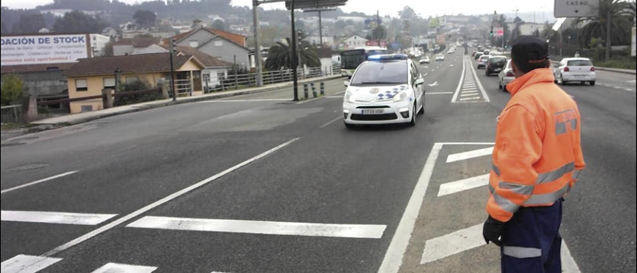 Blindaje de la seguridad en la avenida de Madrid durante las pruebas |  La Policía Local movilizó a buena parte de la plantilla de Protección Civil durante las pruebas que realizó en la avenida de Madrid. Para blindar todavía más las pasadas a toda velocidad del vehículo policial, en cada cruce se colocó un voluntario para evitar, en caso de fallo, que cualquier vehículo o viandante atravesara la vía. El sistema logró que el coche necesitara una media de 15 segundos menos por cada kilómetro recorrido.