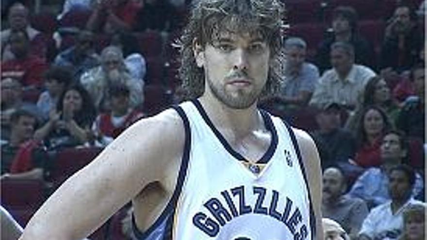 Rudy Fernández, Sergio Rodríguez i Pau Gasol, junts. A la dreta, l&#039;exjugador de l&#039;Akasvayu Girona Marc Gasol, durant un partit dels Grizzlies de Memphis.