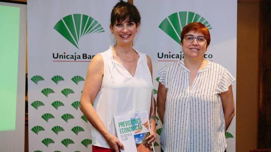 La coordinadora del estudio, Felisa Becerra (D), junto a la directora de Área de Unicaja Banco en Soria, Macarena García Plaza.