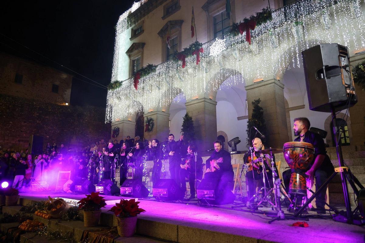 Fotogalería | Así ha sido la multitudinaria Zambombá flamenca en la plaza Mayor de Cáceres
