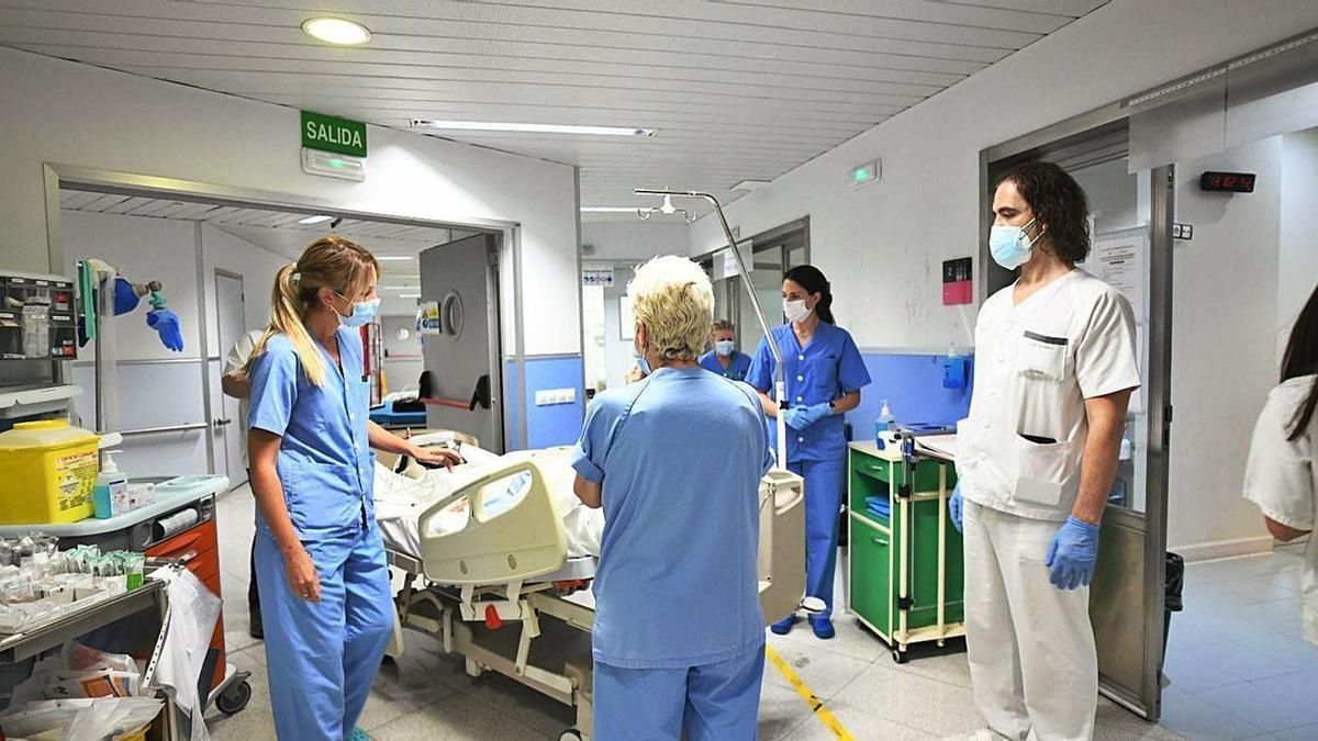 La falta de sustitutos en verano obligará a cerrar camas hospitalarias en varios centros.